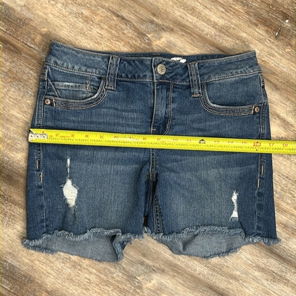Seven 7 Women's Denim Jean Shorts Size 6 Cut Off Lightly Distressed 4" Inseam - Picture 3 of 14
